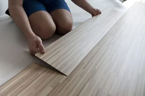 PaxFloor parte de una persona colocando suelo de madera